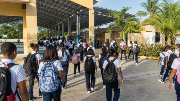 Estudiantes dominicanos llegan a una escuela pública al inicio del año escolar 2026
