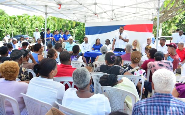 Representantes del FEDA y autoridades locales durante una jornada comunitaria en Hato de Dama, San Cristóbal.