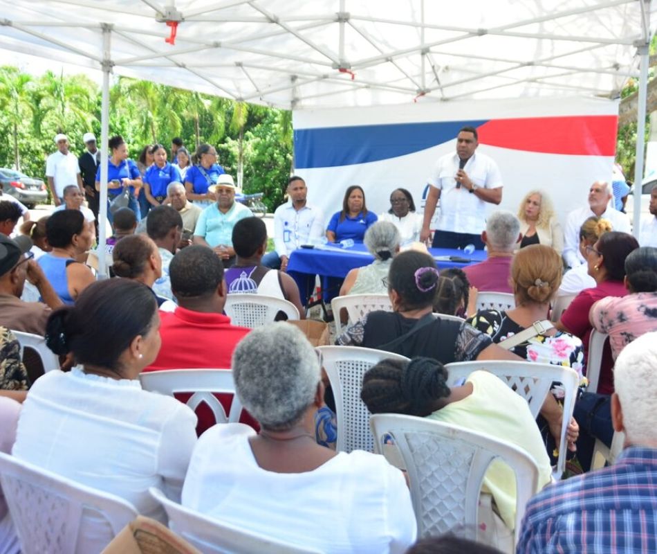 Representantes del FEDA y autoridades locales durante una jornada comunitaria en Hato de Dama, San Cristóbal.